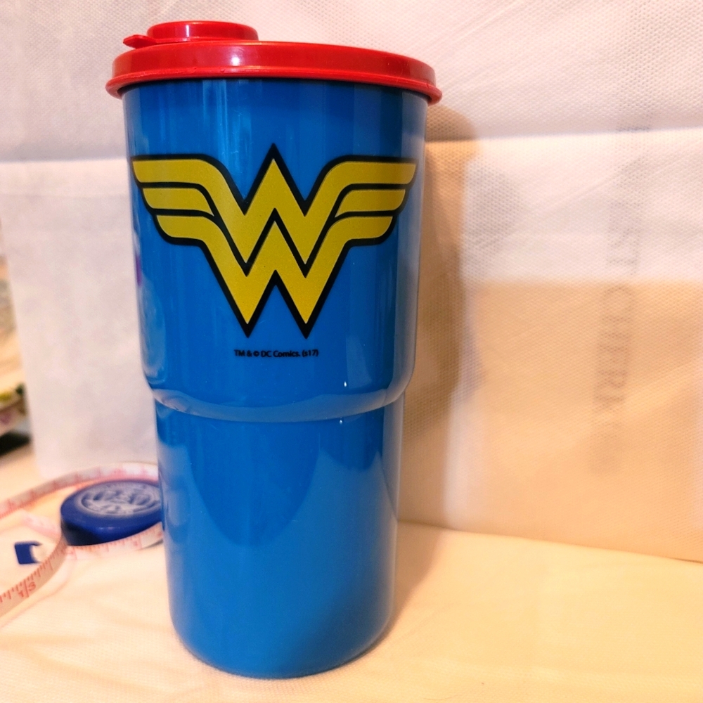 VTG. Tupperware Wonder Woman Tumbler.  (809)